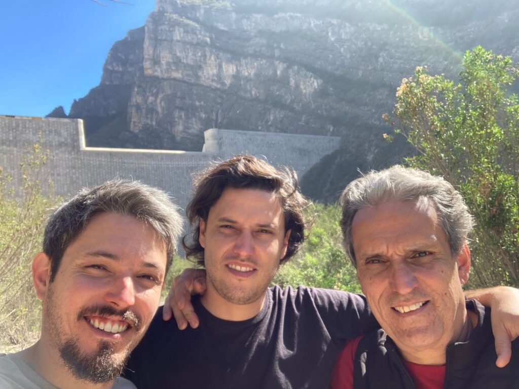 Efraín Orozco con sus hijos